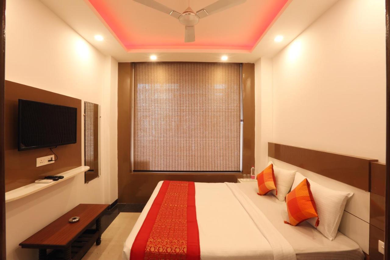 Hotel Sky Wood At Airport New Delhi Exterior photo